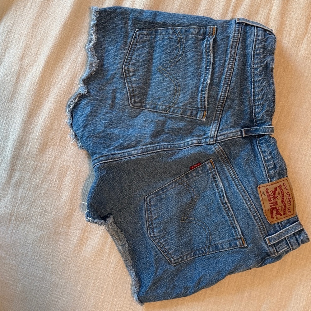 Levi's Women's 501 Original High-Rise Distressed Denim Shorts - Picture 3 of 5